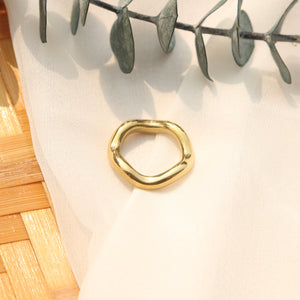 Wavy Baby Ring in Gold